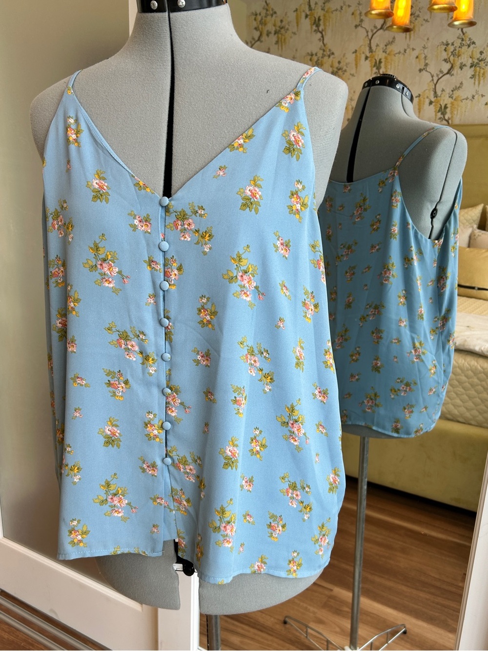 T Tahari Light Blue Floral Button-Front Camisole